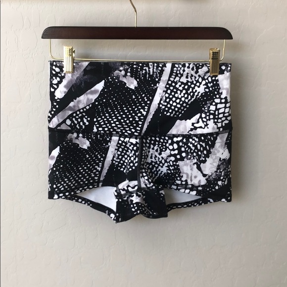 lululemon athletica Pants - LULULEMON athletica gym shorts stretch  sz 8